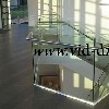 GVA02: main courante en inox poli miroirs sur le cote plus verre 10mm trempe fixer avec une poutre en aluminium sur le sole.