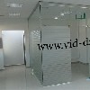 cloisonnement et bureaux en verre.