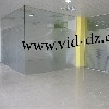 cloisonnement et bureaux en verre.